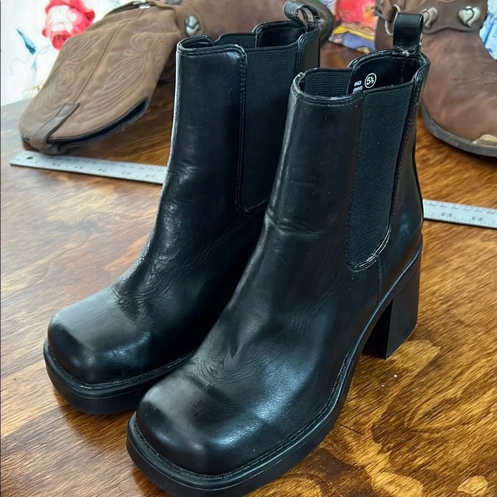 No Boundaries Black Ankle Booties with Elastic Panels - Picture 4 of 12